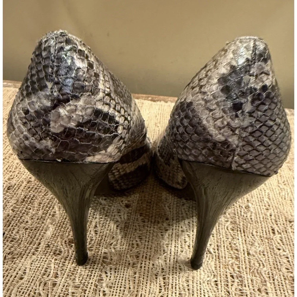 Stuart Weitzman Genuine Grey Snakeskin Stiletto Heels‎ Pointed Toe Size 8.5M